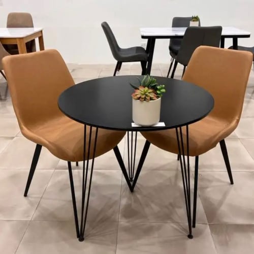 طاولة لون أسود