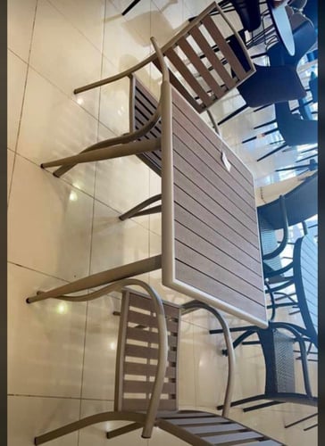 طقم طاولة وكرسيين بلون رمادي وبني