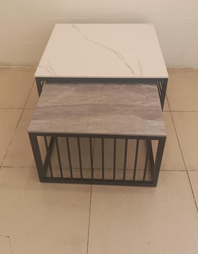 طاولة بورسلان رمادي وأبيض