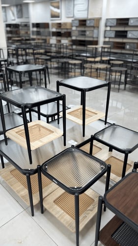 طقم طاولات خدمة 1+4 زجاج وراتان عدة ألوان