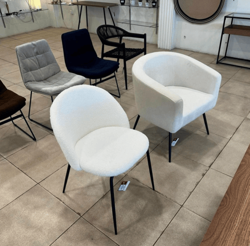 كرسي فرو لون أبيض