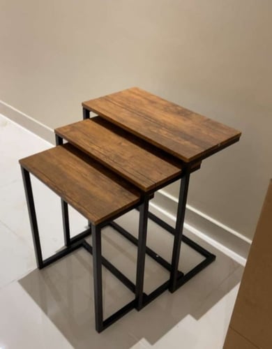 طاولة ثلاثة قطع لون خشبي