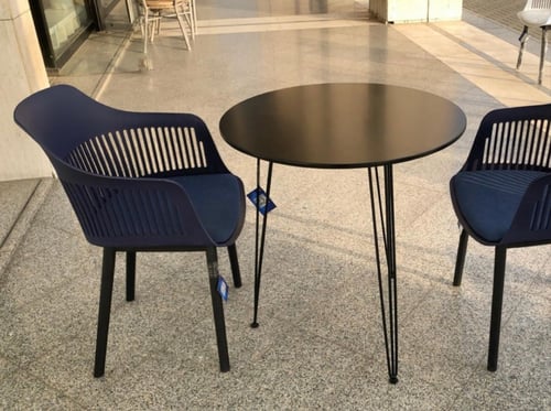 طاولة لون أسود