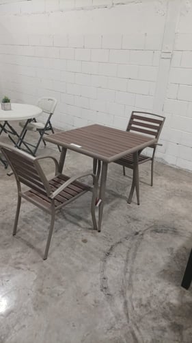 طقم طاولة وكرسيين بلون رمادي وبني