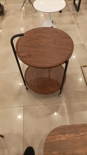 طاولة خشبي غامق بعجلات مقاس 50 سم