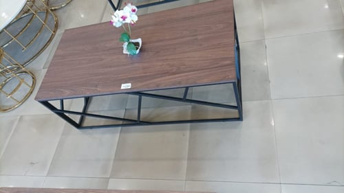 طاولة لون بني بقاعدة أسود