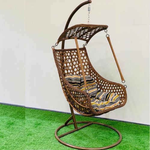 كرسي مرجيحة مصنوع من القش لون بني