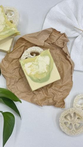 صابون الليمون وعشب الليمون