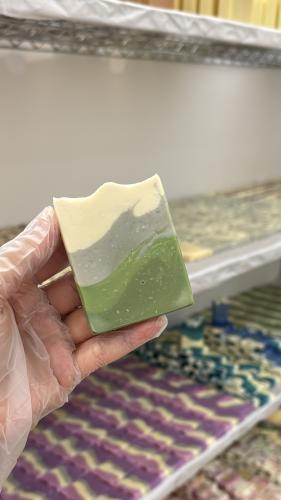 تدرجات اخضر ، رمادي ، سكري