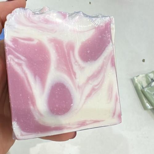 صابون دمج الابيض ، الوردي