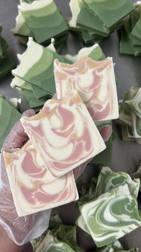 دمج الوردي الفاتح ، لون الذهبي ، سكري