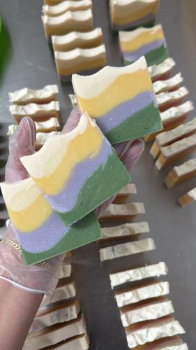 اخضر و موف فاتح و اورنج فاتح و سكري