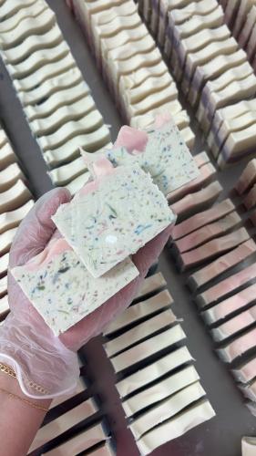 رمادي فاتح ، فتافيت صابون