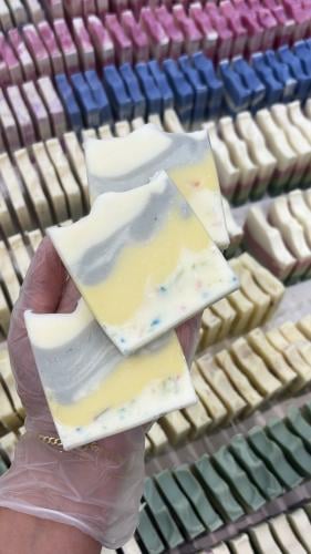 فتافيت صابون ، اصفر ، رمادي ، سكري