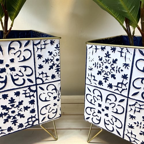 طقم مركن زرع حديد برسمة ورود ابيض وكحلي قطعتين بار...