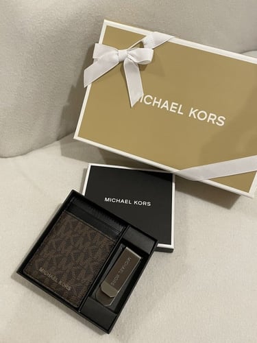 كارد هولدر رجالي من مايكل كورس - أنيق ومريح