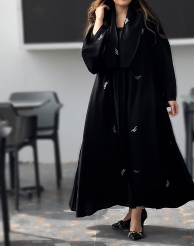عباية مطرزه مع ياقه طويله