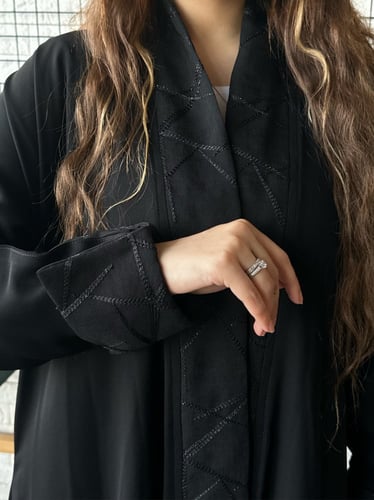 عباية مع كسره خلفيه بخام مختلف