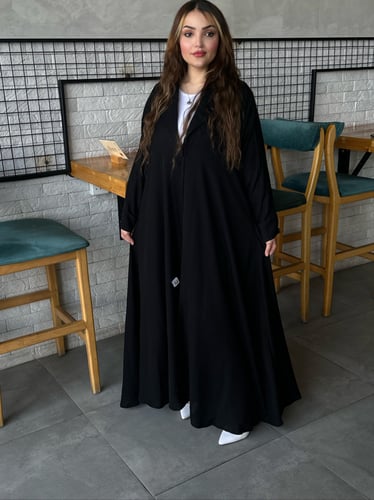 عباية رسميه مع قطعه لتغطية فتحة الصدر