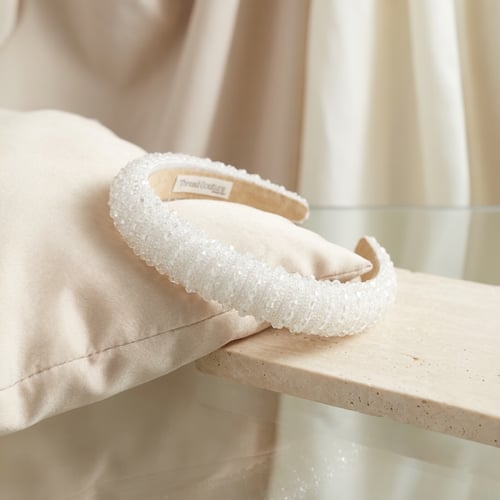 تاج كريستالات أبيض