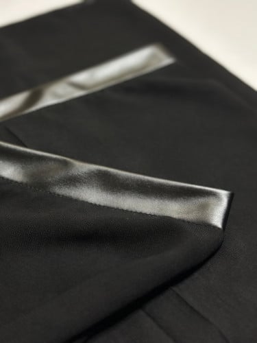 طرحة فاخرة مطرزة بالجلد