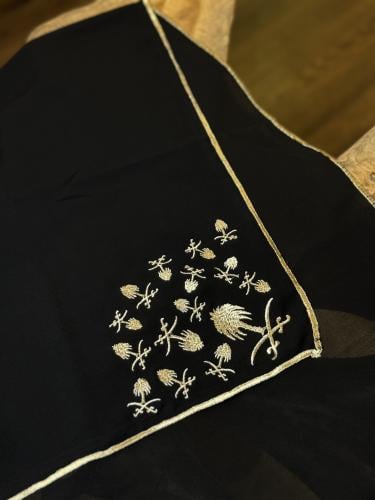 طرحه بخط ذهبي وطرف من شعارات الممكله