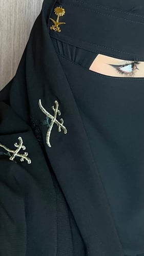 نقاب أسود فاخر بشعار المملكة
