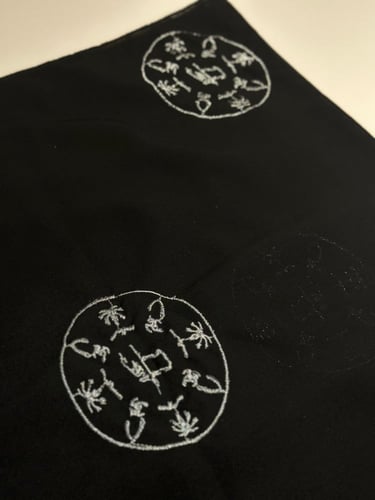 طرحه بشعار يوم التأسيس السعودي بلونين شعار