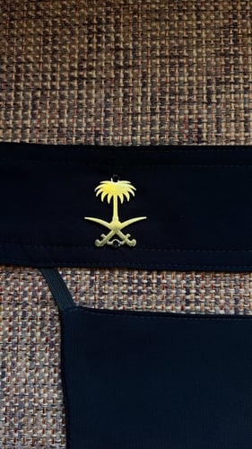 نقاب أسود فاخر بشعار المملكة