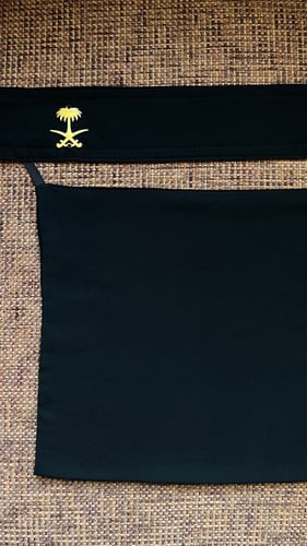 نقاب أسود فاخر بشعار المملكة