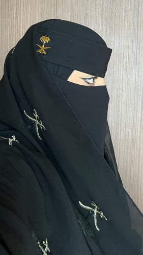 نقاب أسود فاخر بشعار المملكة