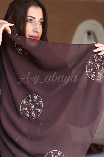 طرحه بشعار يوم التأسيس السعودي( شعار ذهبي ولون الب...