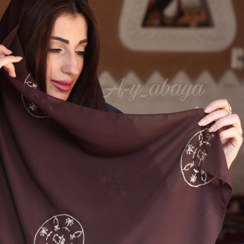 طرحه بشعار يوم التأسيس السعودي( شعار ذهبي ولون الب...