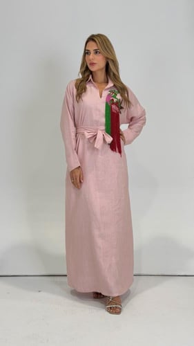 ثوب لينن بتطريز ببغاء