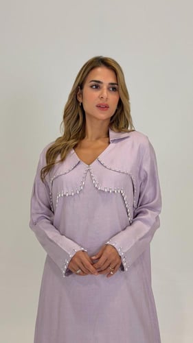 ثوب لينن بيور مشغول باللؤلؤ والكريستال