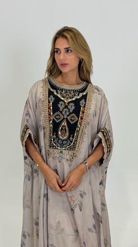 جلابية بقماش مشجر مع تطريز