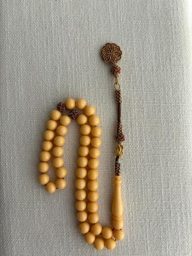 سبحة تراب كهرمان مشغولة يدوياً