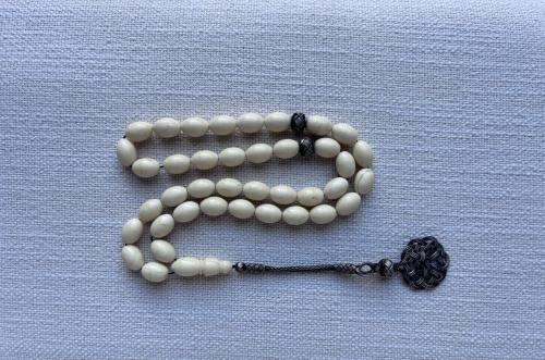 سبحة عظم مزينة بخيوط الفضة الخالصة