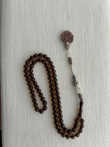 سبحة تراب كهرمان مشغولة يدوياً