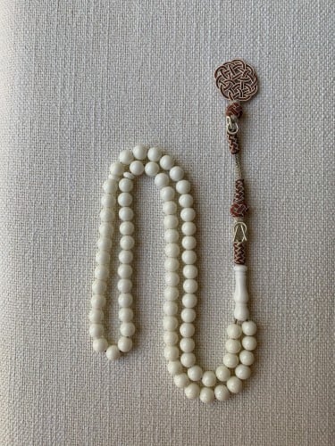 سبحة من البكلايت مشغولة يدوياً