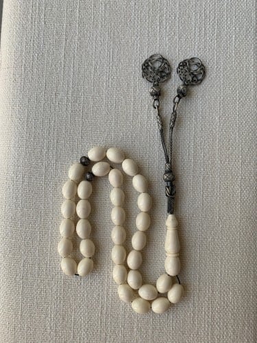 سبحة عظم مزينة بخيوط الفضة الخالصة