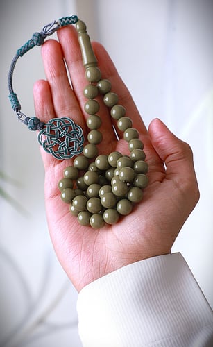 سبحة من البكلايت مشغولة يدوياً