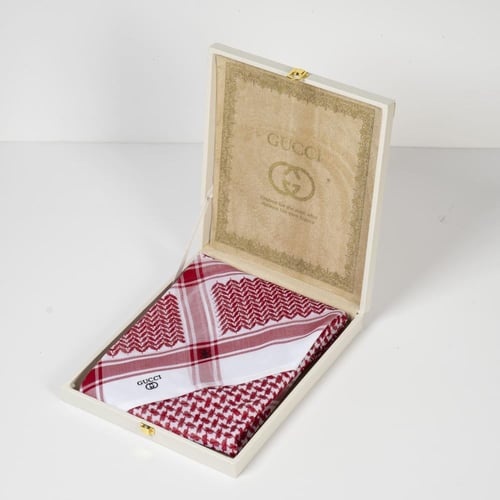 عرض ثلاث أشمغة مختلفة بسعر اثنين