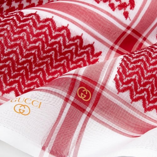 شماغ قوتشي الذهبي إنجليزي