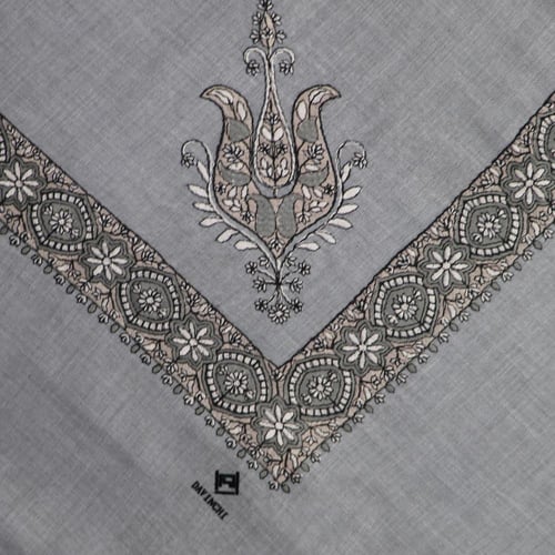 شال كشميري فضي تطريز عودي ماركة دافنشي