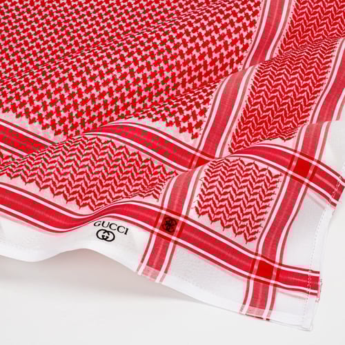 شماغ قوتشي احمر