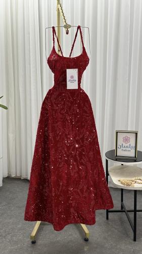 فستان سهرة أحمر مطرز بالترتر بحمالات رفيعة