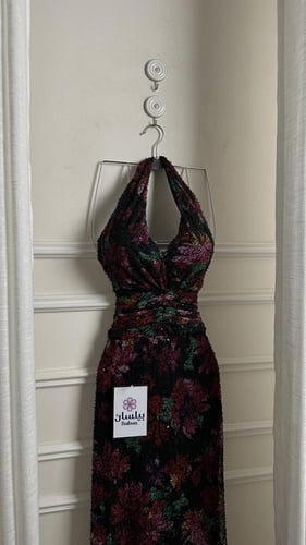 فستان طويل اسود بتطريز يدوي