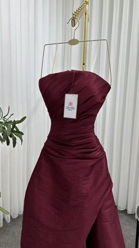 فستان طويل عنابي