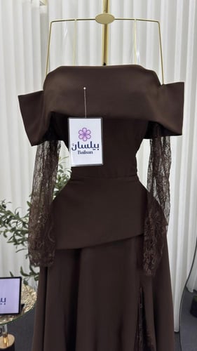 فستان طويل بني تفته باكمام دانتيل